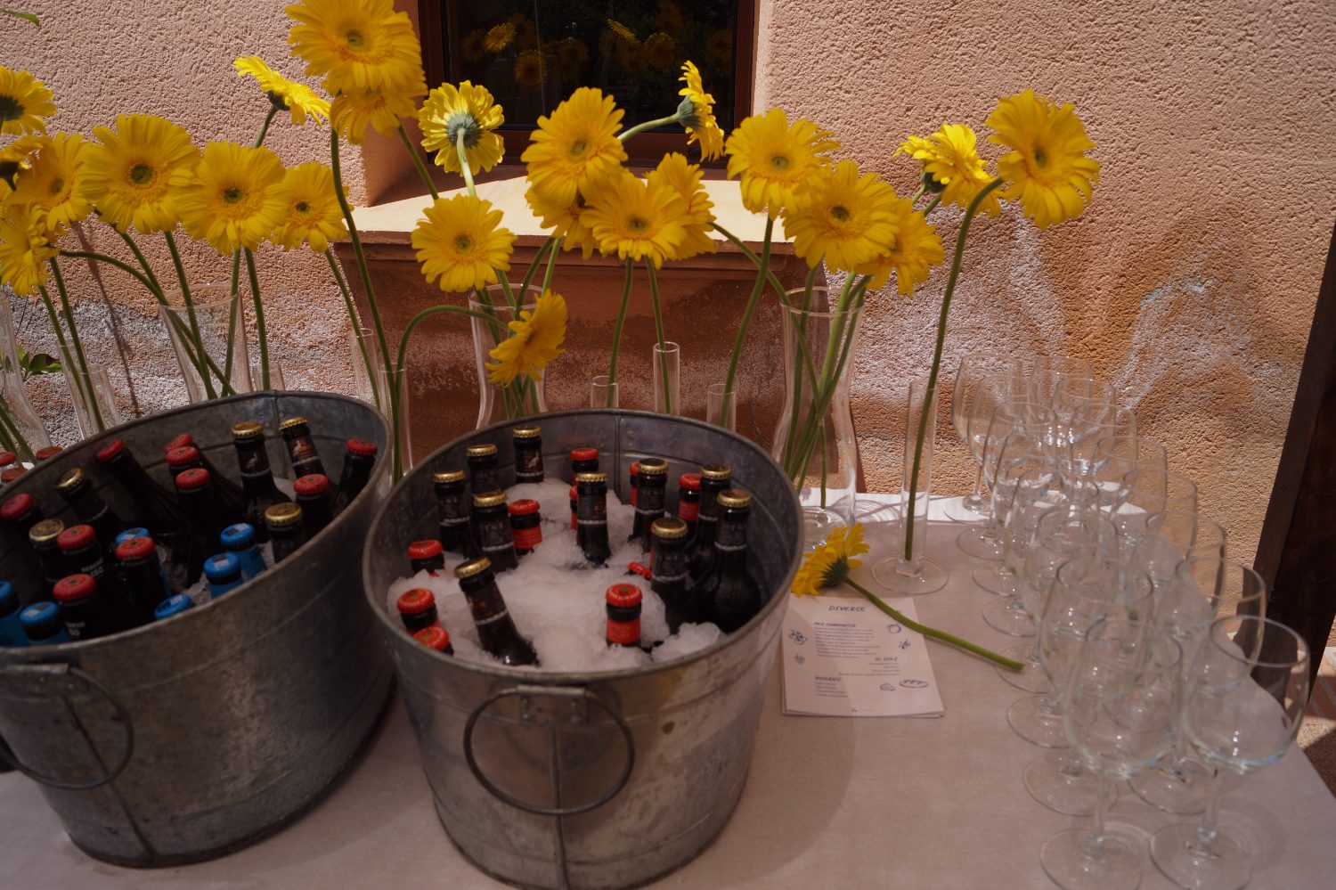 Barra de bebidas y flores — Fundación Diverse