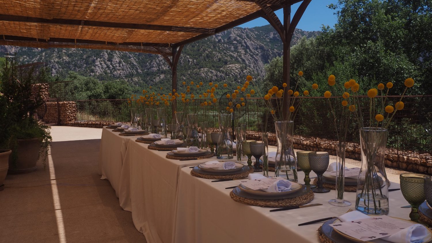 Mesa montada con vistas a Montserrat — Fundación Diverse